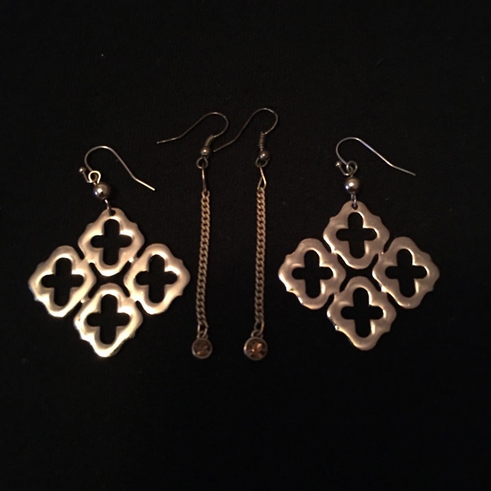 2 pairs of drop gold earrings.